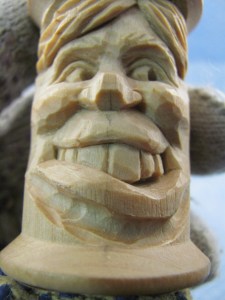 We move to the lower lip. Use the 8mm #11 gouge to cut below a line drawn parallel to the upper edge. This cut will create the bottom edge of the lower lip.